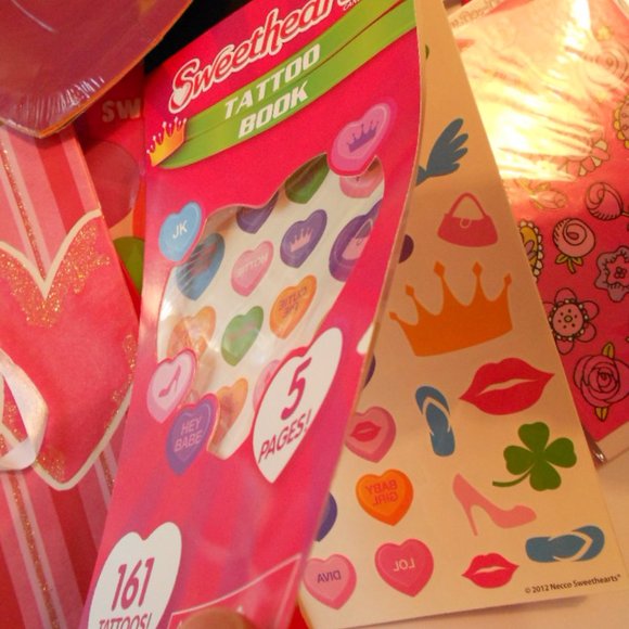 Valentines Lot of Party Plates & Assorted Items - Picture 10 of 16